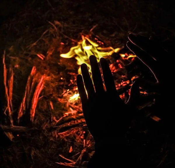 Фотография Крупным Планом Мужских Рук Согревающих Огня — стоковое фото