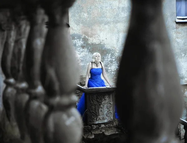 美丽的年轻而纤细的高加索女子站在废弃的旧城墙篱笆旁边的画像 — 图库照片