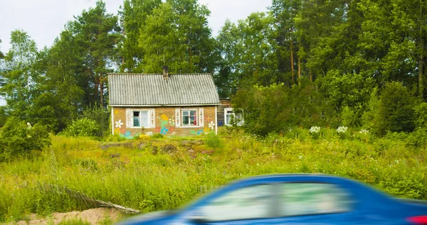 Casa Madeira Velha Floresta Verão Verde Condução Rápida Carro Moderno — Fotografia de Stock