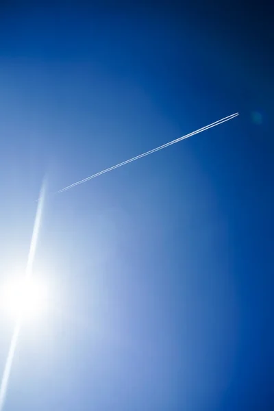 Letadlo Letí Modré Obloze Slunečním Svitu — Stock fotografie