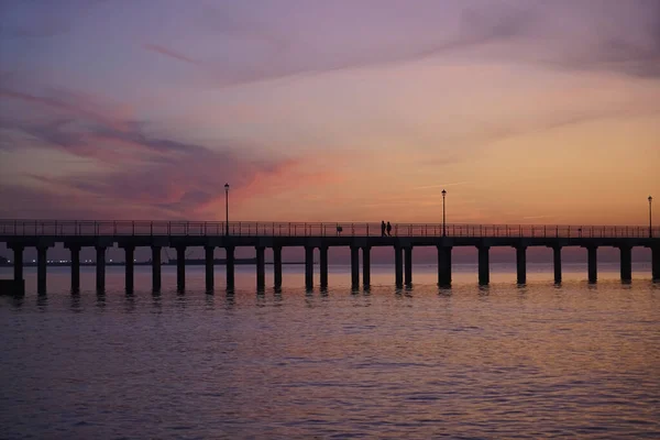 新しい近代的な橋の上にカラフルな日の出 バルト海 夕日の新しい橋 — ストック写真