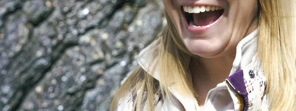 Feche Mulher Caucasiana Com Dentes Brancos Sorrindo Loira Fêmea Grito — Fotografia de Stock