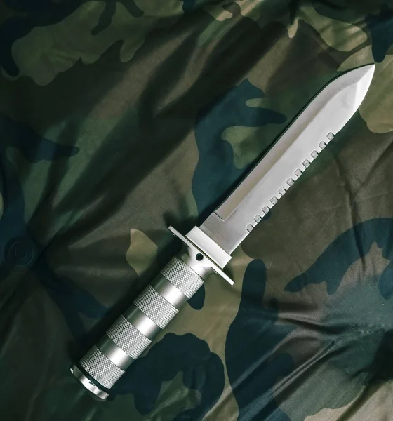 Couteau Armée Sur Fond Camouflage Acier Inoxydable — Photo