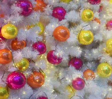 Yapay beyaz ağaçta Noel oyuncakları. Madalyalı Noel ağacı. Noel havası. yeni yıl 2020 arkaplanı. 