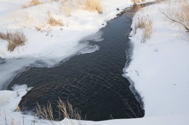 Kıyısında taze kar olan kış nehri. doğa arkaplanı. 