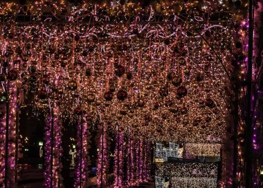  Yılbaşı partisinde parlak ışıklı balonlar. Noel ve Yeni Yıl. 