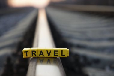 Kelime yolculuğu. Güneş ışınları arkaplanlı demiryolu