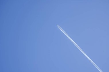 Mavi gökyüzü arka planında uçağın izi var. Uçak. 