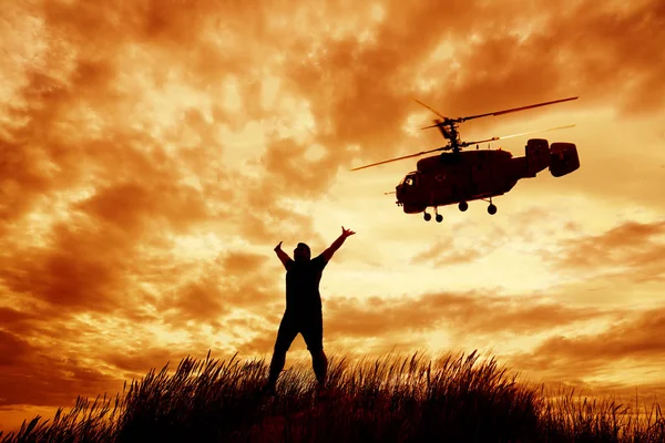 Силует Людини Стрибає Руками Вгору Вертоліт Бойовий Вертоліт Літає Надворі — стокове фото