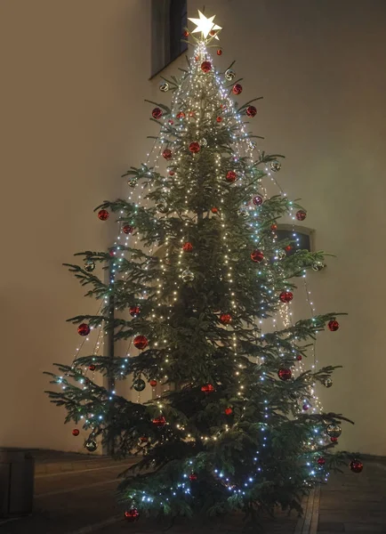 Weihnachtsbaumspielzeug Weihnachtsbaum Mit Lichtern Geschmückte Weihnachtsbäume Stehen Auf Einer Straße — Stockfoto