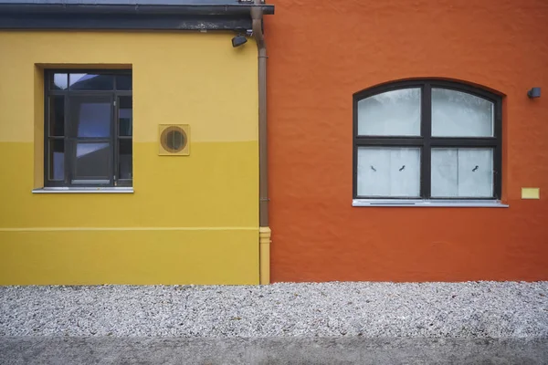 Deux Fenêtres Sur Mur Orange Jaune — Photo