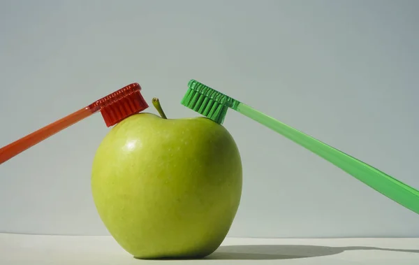 Paar Zahnbürsten Die Grünem Apfel Stecken Isoliert Auf Weißem Oder — Stockfoto