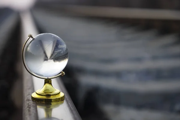 Crystal Globe centrada en Ferrocarril. riel de metal — Foto de Stock