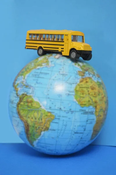 Amarelo Escola Ônibus Plástico Metal Brinquedo Modelo Globo Isolado Fundo — Fotografia de Stock