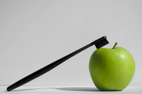 Πράσινο Μήλο Μαύρη Οδοντόβουρτσα Απομονωμένο Λευκό Φόντο Υγιείς Έννοιες Οδοντιατρικής — Φωτογραφία Αρχείου
