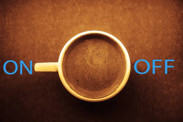 白杯与黑咖啡在纸褐色背景下 概念包括 关掉单词 顶部视图 — 图库照片