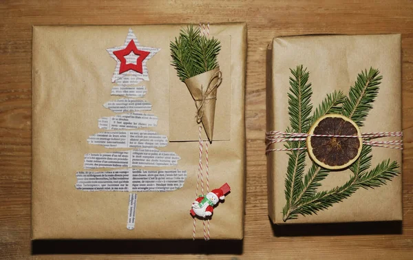 Eski Yapımı Kağıt Süslemelere Sarılı Iki Noel Hediyesi Kutusu Noel — Stok fotoğraf
