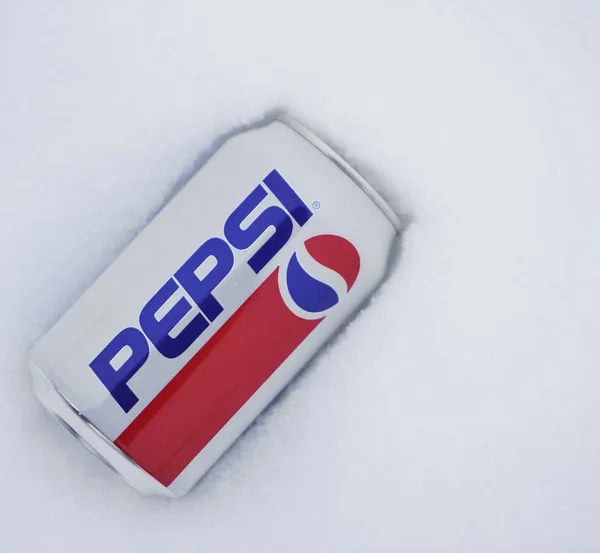 Moskau Russland Dezember 2018 Pepsi Cola Vollaluminiumdose 330 Auf Schneehintergrund — Stockfoto