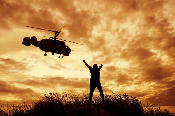Силует Людини Стрибає Руками Вгору Вертоліт Бойовий Вертоліт Літає Надворі — стокове фото