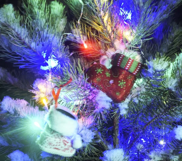 Kleurrijke Lichten Nieuwjaarsboom Besneeuwde Kerstboom Mooie Bloemenslinger Verlichting Kerstboom Met — Stockfoto