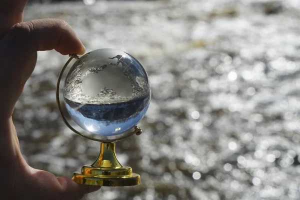 Klart Glas Boll Jordklot Floden Bokeh Bakgrund Genomskinligt Glas — Stockfoto