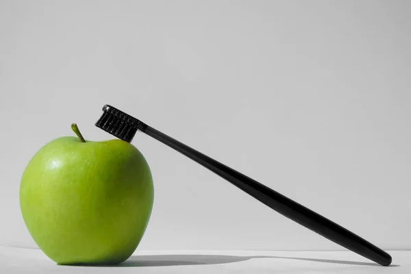 Πράσινο Μήλο Μαύρη Οδοντόβουρτσα Απομονωμένο Λευκό Φόντο Υγιείς Έννοιες Οδοντιατρικής — Φωτογραφία Αρχείου