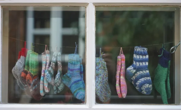 Baby Gebreide Sokken Opknoping Een Winkel Raamkozijn Achtergrond — Stockfoto