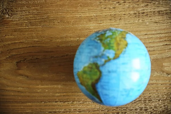 Globo Azul Sobre Escritorio Madera — Foto de Stock