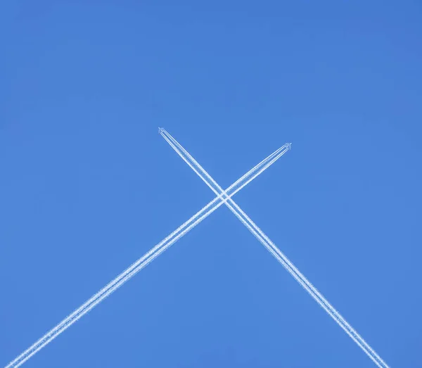 Dvě Letadla Létají Zanechávají Bílou Stopu Jasný Slunečný Den — Stock fotografie