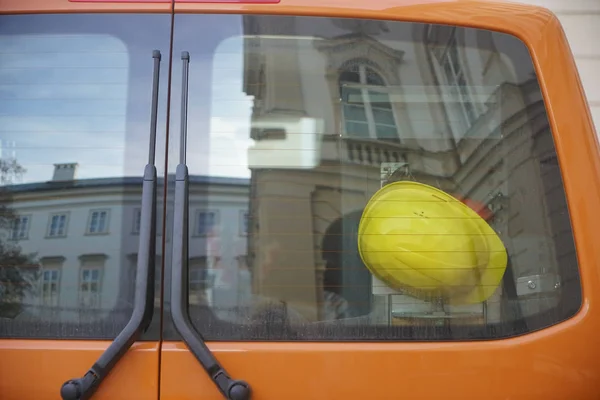 Carro Empresa Laranja Com Capacete Trabalho Amarelo Atrás Janela Traseira — Fotografia de Stock