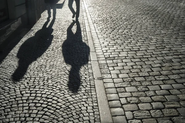 Ombres Claires Des Gens Sur Pavé Pavé Rue Piétonne Européenne — Photo