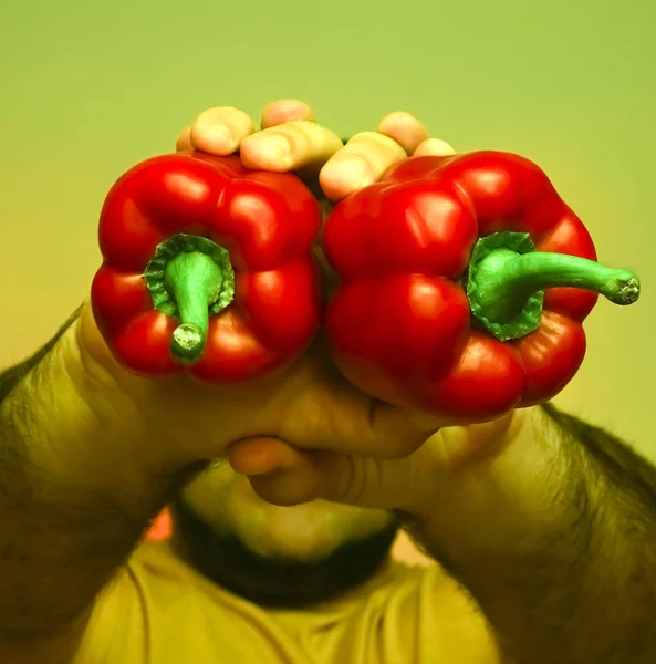 Divertente Immagine Uomo Che Tiene Grandi Paprica Davanti Alla Sua — Foto Stock