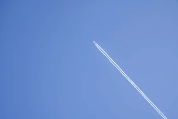 Spår Planet Den Blå Himlen Bakgrund Flygplan — Stockfoto