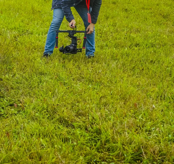 Video Camera Cameramanon Green Grass Field Background Photographer Records Sunset — Stock Photo, Image