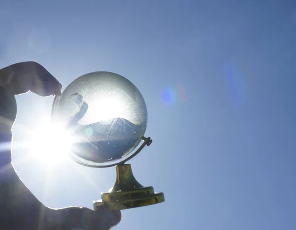 Globe Människohand Mot Sol Och Himmel Begreppet Miljöskydd — Stockfoto