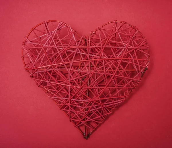 Kırmızı Hasır Kalp Kırmızı Kağıt Arka Planda Yazı Için Boş — Stok fotoğraf