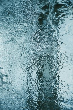 Kısa süreli su akışı görüntüsü. Hızlı akan su akıntısının dramatik manzarası. su akışı.