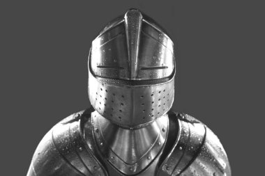 Parlak zırhlı şövalye. Metal miğfer. Ortaçağ savaşçısı. beyaz veya gri arkaplanda izole edilmiş. 