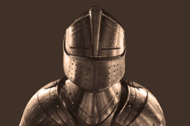 Parlak zırhlı şövalye. Metal miğfer. Ortaçağ savaşçısı. beyaz veya gri arkaplanda izole edilmiş. 