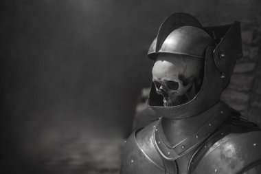 Gri arka planda şövalye miğferi takmış insan kafatası. Çift merdivenleri çıkıyor.