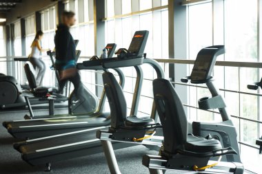 Fitness merkezinde bulanık arkaplan izleme makineleri