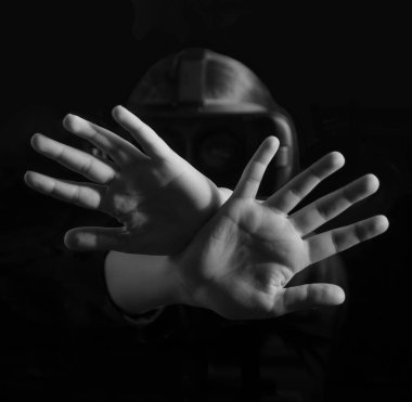 Ciddi, mutsuz, kendine güveni tam iki kolu çapraz tutan, işaret eden, siyah arka plandaki VR cihazına bakan genç bir kız.