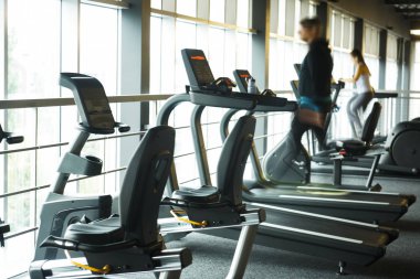 Fitness merkezinde bulanık arkaplan izleme makineleri