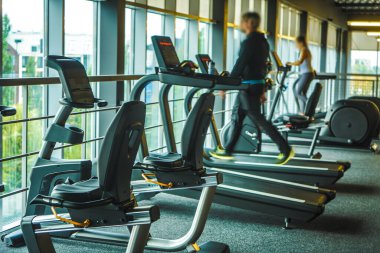 Fitness merkezinde bulanık arkaplan izleme makineleri