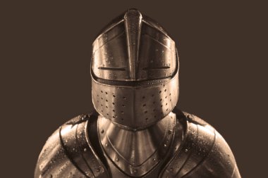 Parlak zırhlı şövalye. Metal miğfer. 