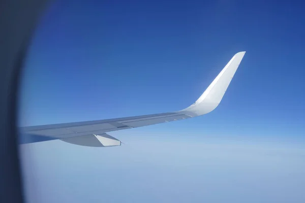 비행기 날개가 내려다 보이는 비행기 하늘에 물웅덩이에서 여객기의 날개를 바라본 — 스톡 사진