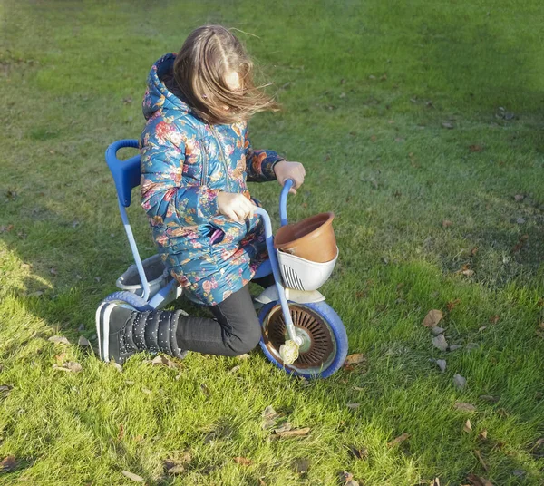 Triciclo Infantil Color Azul Con Ruedas Oxidadas Niña Pequeña Prado —  Fotos de Stock