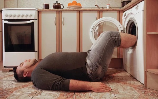 Muž Podlaze Kuchyni Nohy Odstředivce Pračky Sušení Nohou Nebo Ponožek — Stock fotografie