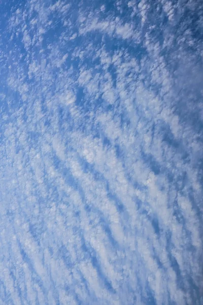 Nuageux Blanc Avec Une Lumière Bleue Sournoise Forte Soleil Bonne — Photo