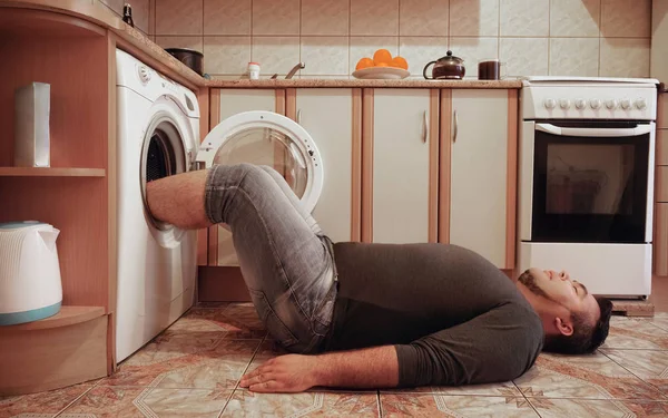 Людина Підлозі Кухні Ноги Центрифузі Пральної Машини Сушіння Ніг Або — стокове фото